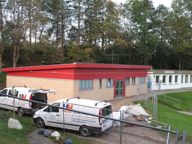 Neubau Dusch‑ und Umkleidegebäude HSV